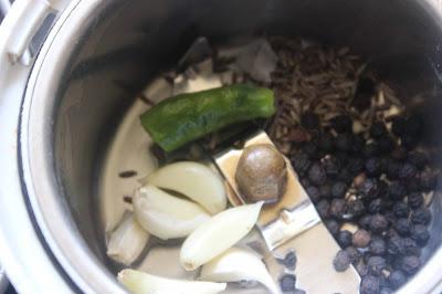 Milagu Poondu thakkali Rasam / Garlic Pepper and Tomato Soup Recipe