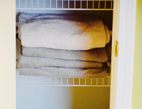 5 minute DIY Bathroom Organization Tips!