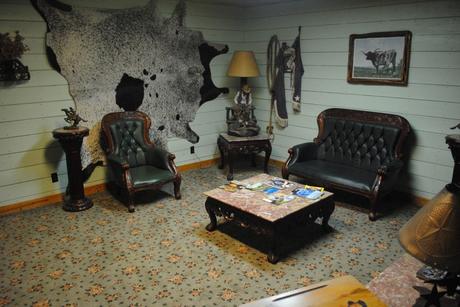 Sitting room in the silver spur guest ranch