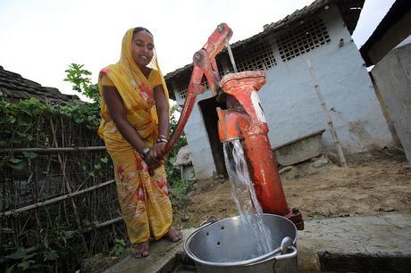 woman-draws-water-from-tubewell-groundwater-depletion