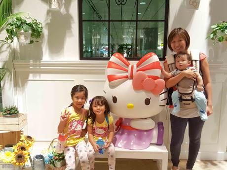 Hello Kitty Orchid Garden  - World's first 24-hour Hello Kitty Café opens in Changi Airport