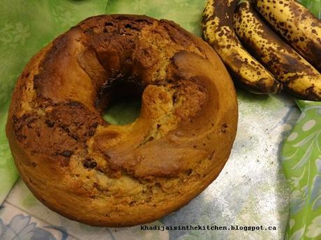 GÂTEAU AU CHOCOLAT, BEURRE D’ARACHIDES ET BANANE / CHOCOLATE PEANUT BUTTER BANANA CAKE / BIZCOCHO DE CHOCOLATE, MANTEQUILLA DE MANI Y BANANA / كيك الموز بالشكولاته و زبدة الفول السوداني