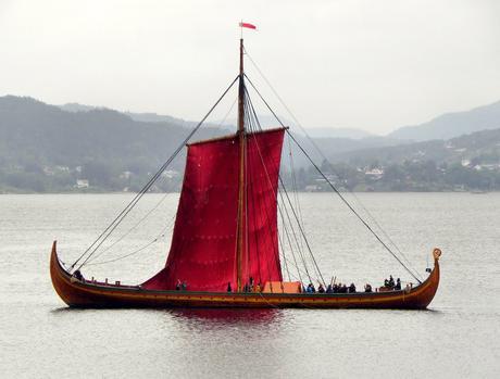 viking ship is sailing to chicago