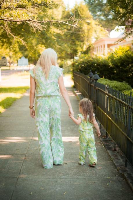 Mommy and me fashion; where do you buy  matching pieces? How do you find things that work for adults and kids? I've got you covered! Click through to see more mommy and me fashion ideas. 