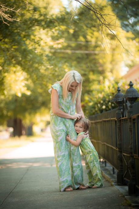 Mommy and me fashion; where do you buy  matching pieces? How do you find things that work for adults and kids? I've got you covered! Click through to see more mommy and me fashion ideas. 