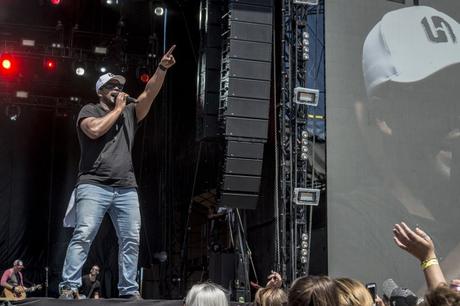 Blake Shelton wows massive crowd at Boots and Hearts