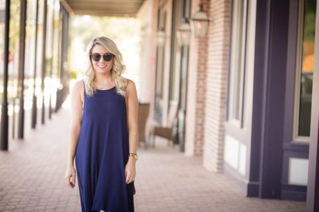 From summer to fall with navy blue. It's the perfect color to transition from the warm weather to the cooler months. Click through to read more! 