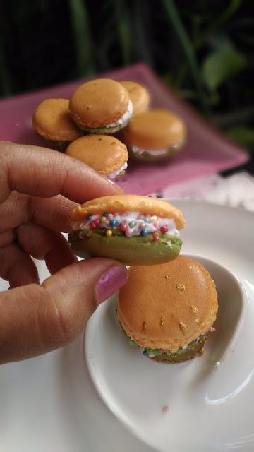 Finally Macarons with Feet