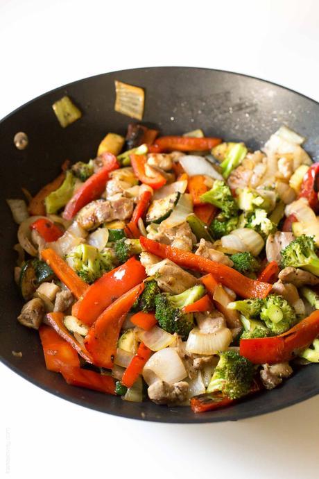 Broccoli-and-bell-pepper-chicken-stir-fry-made-with-the-BEST-stir-fry-sauce-3