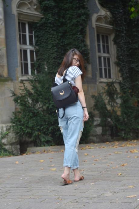 Boyfriend jeans + simple slides.