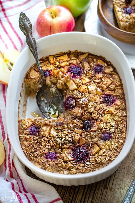 Apple-Maple-Baked-Oatmeal-makes-the-perfect-easy-breakfast-or-brunch-e1471865216415