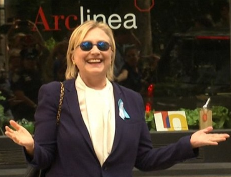 hillary-outside-chelseas-apartment-closeup