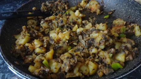 homemade-mushroom-samosas-Indian-food-Pakistani-snack-teatime-vegetarian-vegan-crispy-amosas-diwali-eid-birthday-party-food-hightea-