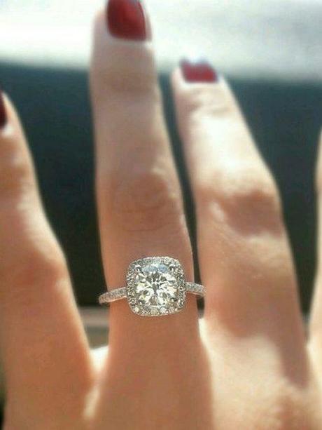 how to choose an engagement ring // halo diamond ring