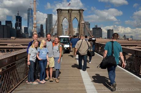 The kindness of strangers leads to a family photo op on the Brooklyn Bridge