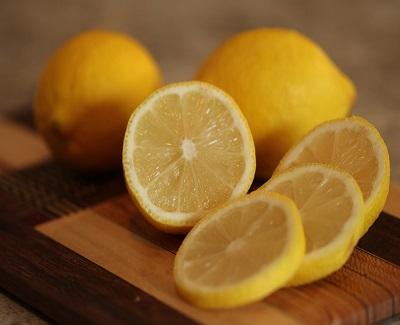 7-awesome-ways-to-use-lemon-for-cleaning-purposes2