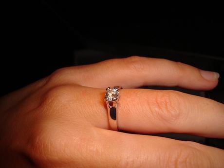 How to Make Sure That the Engagement Ring Will Fit In Her Finger