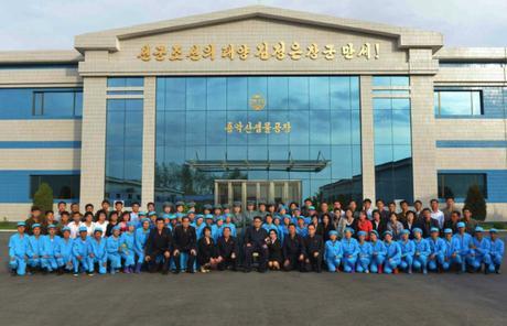 Commemorative photograph of Kim Jong Un along with managers and employees of the Ryongaksan Spring Water Factory which appeared on the top of the second page of the September 30, 2016 edition of Rodong Sinmun (Photo: Rodong Sinmun).