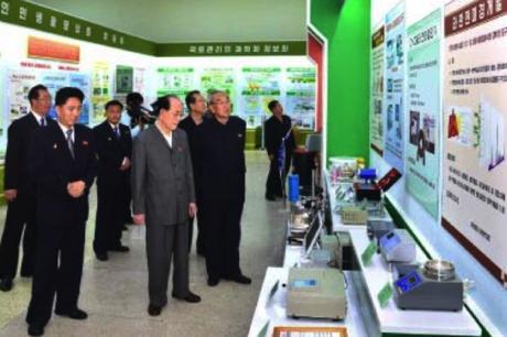 DPRK central leadership visits an exhibition at Kim Il Sung University on October 2, 2016 (Photo: Rodong Sinmun).