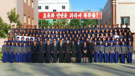 Commemorative photograph of Kim Jong Un and senior WPK officials with the managers and employees of the Mangyo'ngdae Revolutionary Site Souvenir Factory (Photo: Rodong Sinmun).