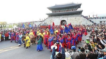 Reenactment of Royal Parade Dazzles Seoul Citizens and Tourists