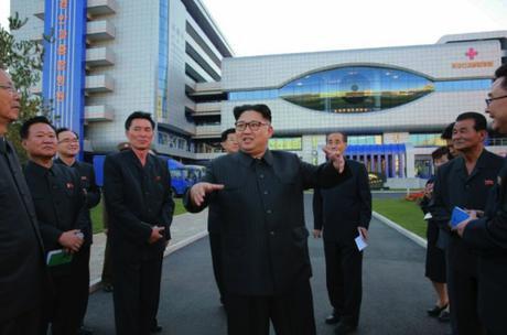 Kim Jong Un talks to senior WPK officials outside the Ryugyo'ng Opthalmic Hospital in east Pyongyang (Photo: Rodong Sinmun).