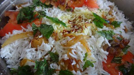 nawabi-biryani-Indian-cuisine-main-dish-rice-tomatoes-garam-masala-red-pepper-fried-onions-kewra-screwpine-cashews-almonds-sesame-seeds-lemon-mint-green-pepper-cloves-cinnamon-chicken-pilaf-entree-