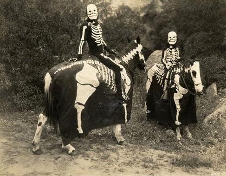 scary-vintage-halloween-creepy-costumes-34-57f65ae1f0212__605.jpg