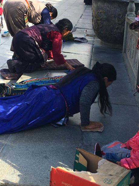 prostrating-in-tibet
