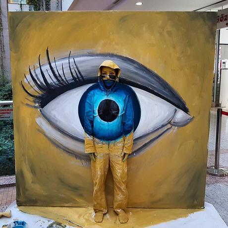 Live performance in progress at Ankamall shopping center #benheineart #fleshandacrylic #colorfulbodies #eye #oeil #art #watch