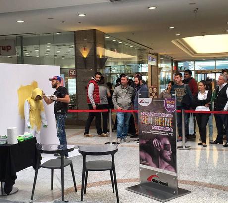 Live performance in progress @Ankamall shopping center in Ankara #benheineart #fleshandacrylic #colorfulbodies #eye #oeil #art #watch