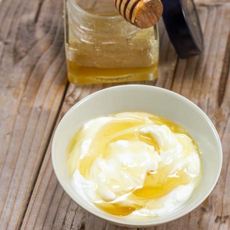 greek-yogurt-with-honey-hair-mask