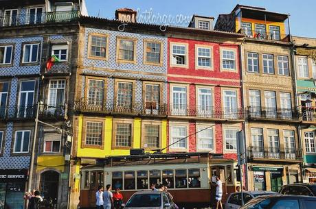 Tram 22 on the colourful Rua Campo dos Mártires da Pátria, Porto