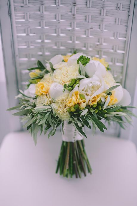 white-pale-yellow-flowers-bouquet