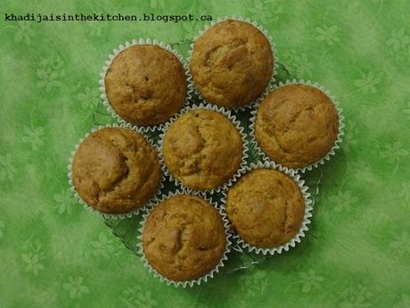 MUFFINS AUX BANANES ET KAKI / BANANA PERSIMMON MUFFINS / MUFFINS CON BANANA Y CAQUI / مافن الموز و التين الكاكي