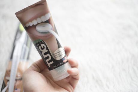 TUNG Brush and Gel help eliminate bad breath and keep your tongue clean. A clean tongue and mouth are important because you're never fully dressed without a smile! 