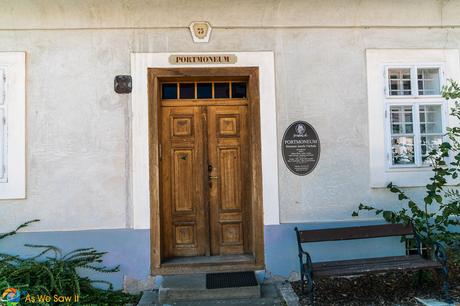 Portmoneum entrance