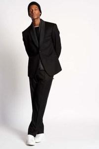 Add accessories such as a scarf to complete and polish a casual autumn look.