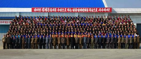 Commemorative photo of Kim Jong Un with managers and employees of the January 8 Fishery Station which appeared in the center of page 4 of the November 17, 2016 edition of Rodong Sinmun (Photo: Rodong Sinmun).