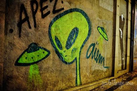 alien street art in Porto, by aiem