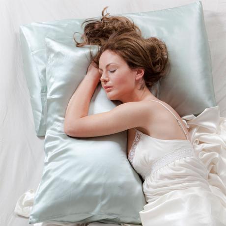 sleep-on-silk-pillowcase