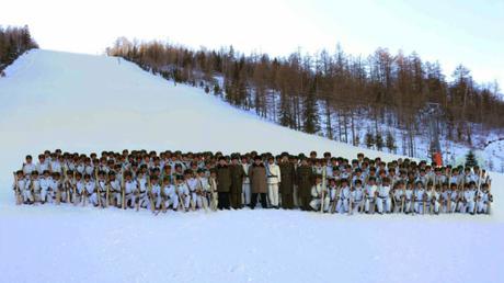 Kim Jong Un and Choe Ryong Hae pose for a commemorative photo with officers and service members of a mountain warfare infantry element subordinate to KPA Unit #1045 (Photo: Rodong Sinmun).