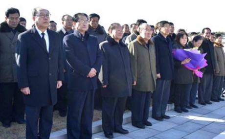 Members of Ryu's family and senior inter-Korean officials Yun Jong Ho and Pak Myong Chol attend the graveside service (Photo: KCNA).