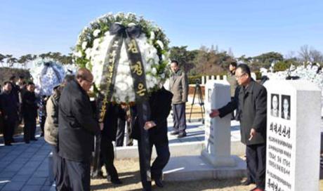 A floral wreath from Kim Jong Un is placed next to Ryu Mi Yong's and Choe Tok Sin's grave (Photo: KCNA).
