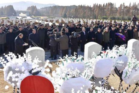 SPA Presidium Vice President Yang Hyong Sop speaks at a graveside service for Ryu Mi Yong on November 24, 2016 at Patriotic Martyrs' Cemetery in the suburbs of Pyongyang (Photo: Korean Central News Agency).