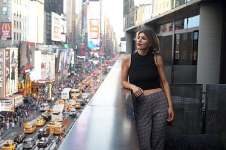 Wear The Vintage Ensemble With The Hue Of Modernity mac-retro-matte-lip-high-drama-ella-moss-layla-print-pants-hm-crop-top