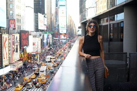 Wear The Vintage Ensemble With The Hue Of Modernity hm-black-crop-top-perverse-sunglasses-ella-moss-print-pants