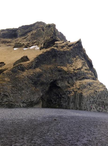 iceland-reynisfjara-black-sand-beach-big-rock