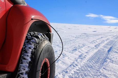 iceland-glacier-driving-super-jeep