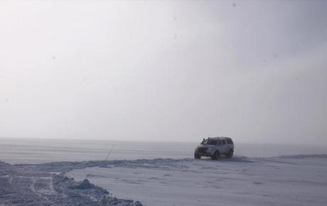 iceland-glacier-driving-super-jeep-white-out